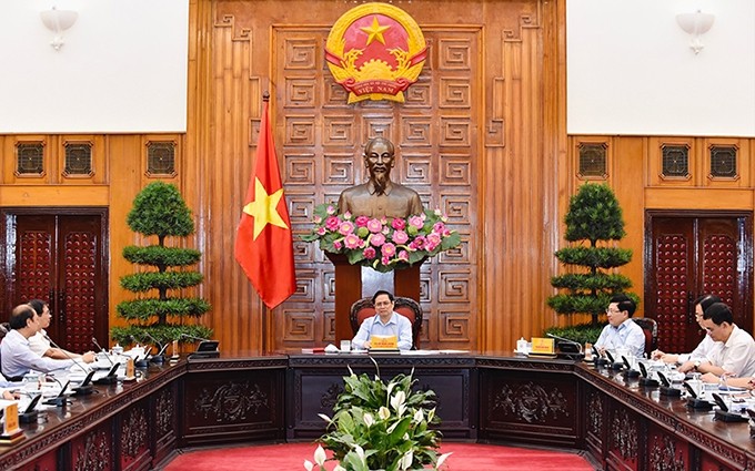 El primer ministro de Vietnam, Pham Minh Chinh preside la reunión.