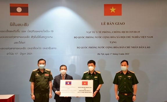 El embajador de Laos acreditado en Hanoi, Sengphet Houngboungnuang (I), y el teniente general Vu Chien Thang, representante del Ministerio de Defensa de Vietnam, en el acto de entrega simbólica (Foto: qdnd.vn)