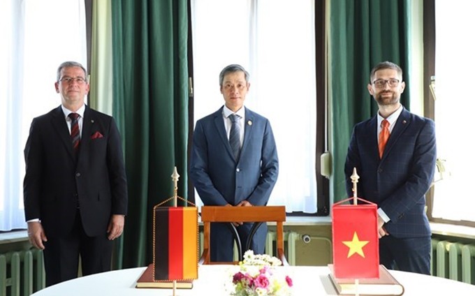 El embajador vietnamita en Alemania, Nguyen Minh Vu (centro), en la reunión de trabajo con el alcalde de Bad Schmiedeberg, Martin Röthel (derecha) y el director ejecutivo de Bad Schmiedeberg Kur, Deddo Lehmann. (Fotografía: VNA)