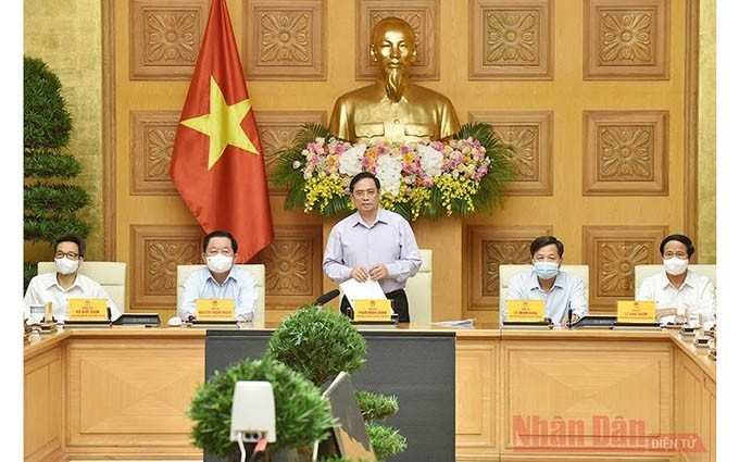 El primer ministro de Vietnam, Pham Minh Chinh, felicita a los periodistas por su contribución a la prensa nacional. (Fotografía: Nhan Dan)