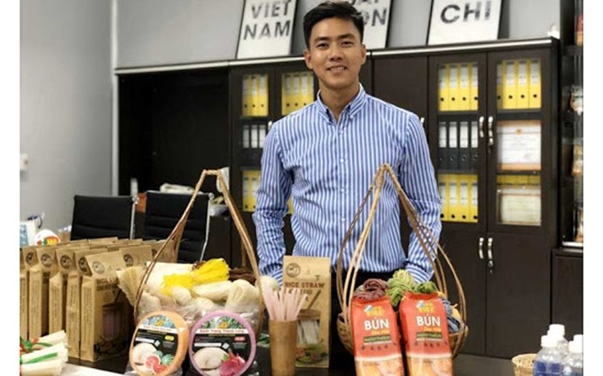 Le Duy Toan, director de la empresa exportadora e importadora de alimentos Duy Anh con sus productos. (Fotografía: nhandan.vn)