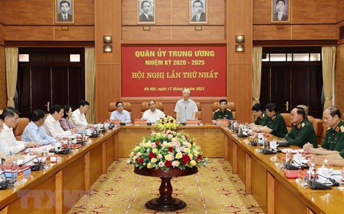 El secretario general del Partido Comunista de Vietnam, Nguyen Phu Trong, preside la sesión de la Comisión Militar Central. (Fotografía: VNA) 