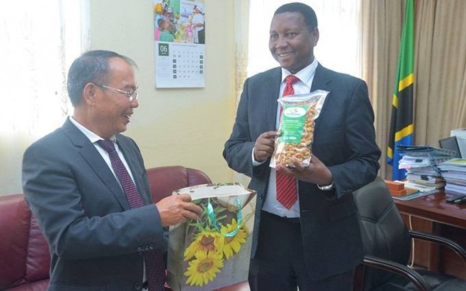 El embajador vietnamita en Tanzania, Nguyen Nam Tien (I) y el ministro de Agricultura tanzano, Adolf Faustine Mkenda (D). (Fotografía: baoquocte.vn)
