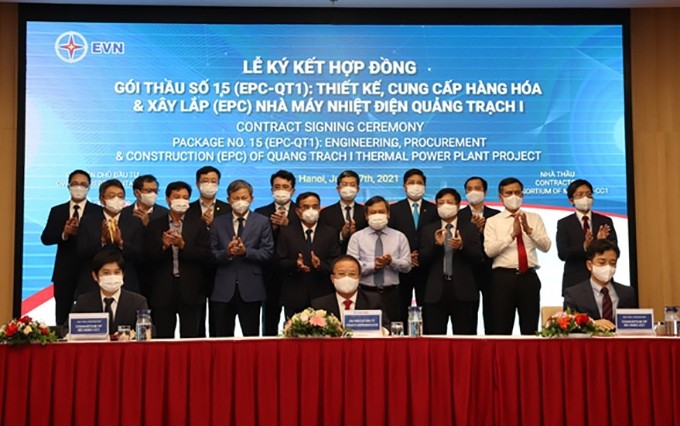 Durante el acto de firma del contrato para el diseño, suministro e instalación del proyecto de la central térmica Quang Trach 1 (Fuente: VNA)