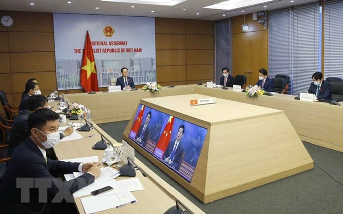El presidente de la Asamblea Nacional de Vietnam, Vuong Dinh Hue, conversa con su homólogo chino, Li Zhanshu, durante una reunión virtual. (Fotografía: VNA) 