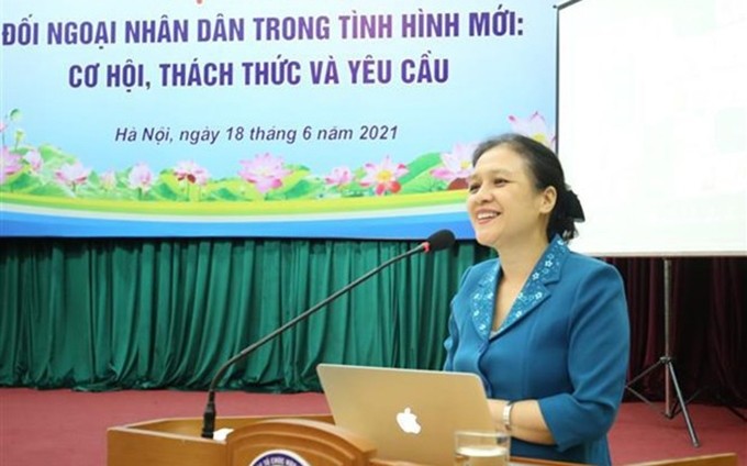 Nguyen Phuong Nga, presidenta de la Unión de Organizaciones de Amistad de Vietnam, interviene en el seminario (Fotografía: VNA)