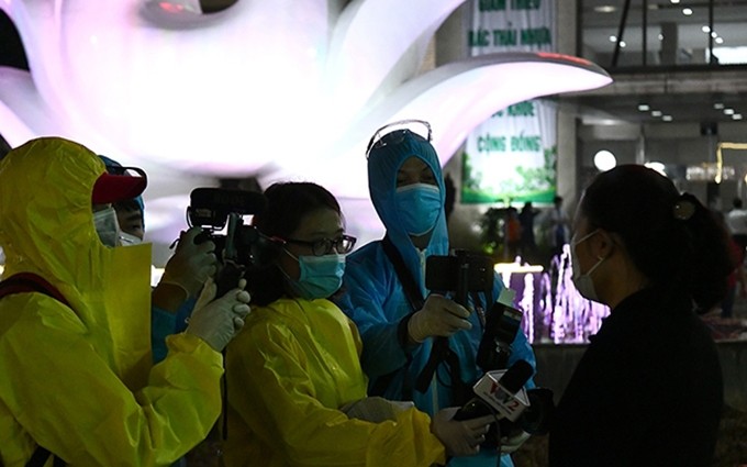 Reporteros en el hospital de Bach Mai (Hanói), en ese momento bloqueado debido a la pandemia. (Fotografía: Nhan Dan)