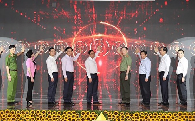 El primer ministro de Vietnam, Pham Minh Chinh (centro), y los delegados participantes en la actividad (Fotografía: VNA)