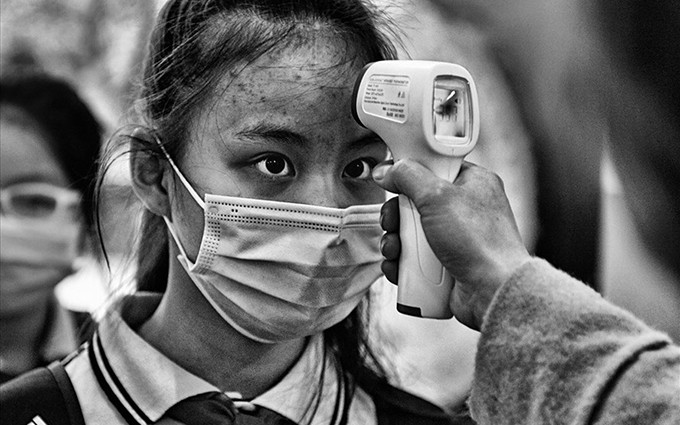 La obra “Medición de la temperatura corporal” de Viet Van. (Fotografía: laodong.vn)