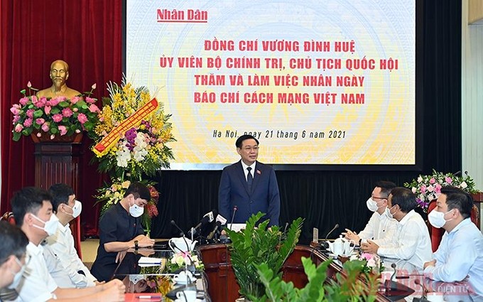 El presidente de la Asamblea Nacional de Vietnam, Vuong Dinh Hue, en el encuentro con los reporteros del periódico Nhan Dan.