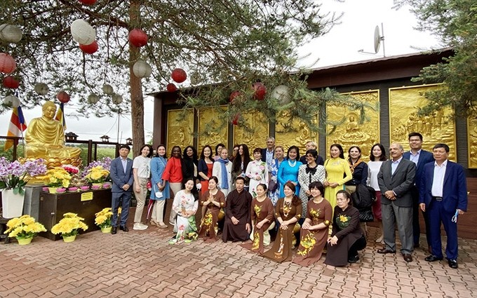 Representantes de la DSA visitan la pagoda de VInh Nghiem en en el Centro comercial SAPA. (Fotografía: VNA)