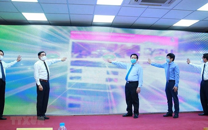 En la ceremonia de lanzamiento de la nueva interfaz y aplicación para dispositivos móviles de dangcongsan.vn. (Fotografía: VNA) 