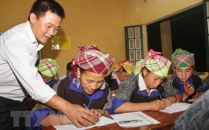 Una clase de alfabetización para personas de minorías étnicas en la comuna de La Pan Tan, distrito de Mu Cang Chai, provincia montañosa de Yen Bai. (Fotografía: VNA) 