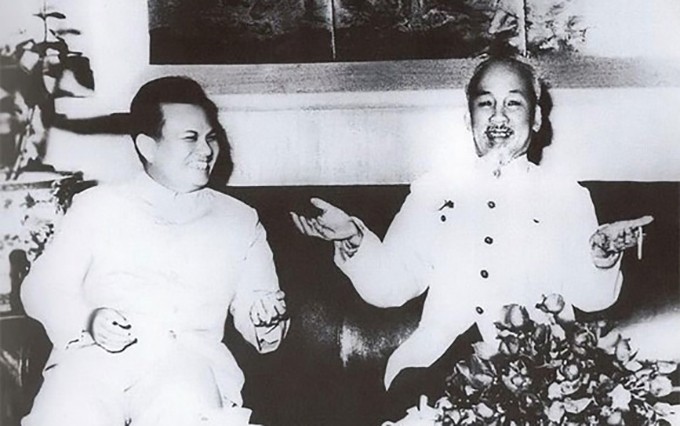 El presidente Ho Chi Minh (D) de Vietnam y Kaysone Phomvihane (I) de Laos (Fuente: Archivos de VNA)