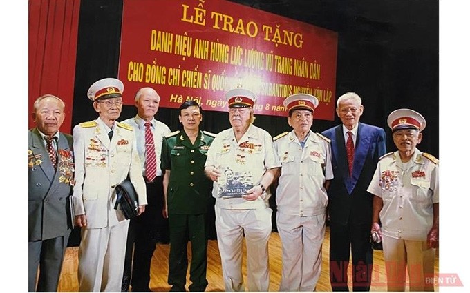 Kostas Sarantidis en la entrega del título de Héroe de las Fuerzas Armadas Populares de Vietnam.