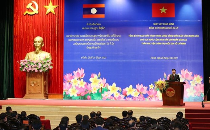  El secretario general del Partido Popular Revolucionario y presidente de Laos, Thongloun Sisoulith, pronuncia un discurso durante su visita a la Academia Nacional de Política de Ho Chi Minh, en Hanói. (Fotografía: VNA)
