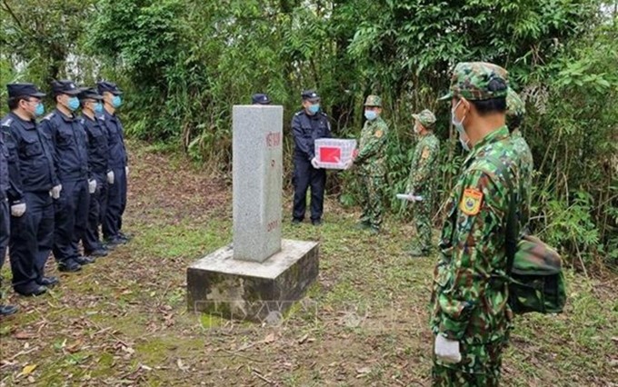 El puesto fronterizo de Sen Thuong, en la provincia norvietnamita de Dien Bien, y la compañía de control de zonas contiguas de Jiangcheng, de China, realizaron un patrullaje conjunto. (Fotografía: VNA)