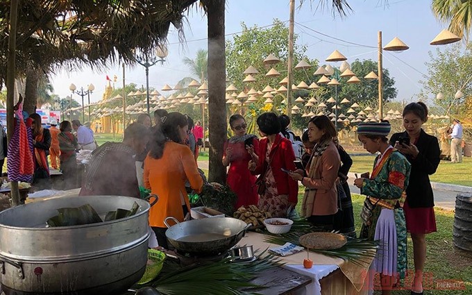 Visitantes disfrutan de la cocina de la provincia de Ben Tre en la Aldea de Cultura y Turismo de las Etnias Minoritarias en 2019.