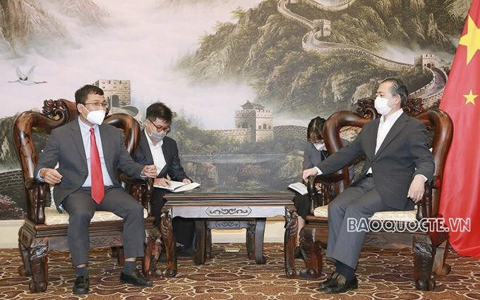 El viceministro de Relaciones Exteriores de Vietnam Nguyen Minh Vu (I) y el embajador chino en Hanói, Xiong Bo. (Fotografía: baoquocte.vn)