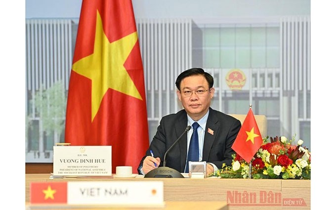 El presidente de la Asamblea Nacional de Vietnam, Vuong Dinh Hue, en la reunión. (Fotografía: Nhan Dan) 