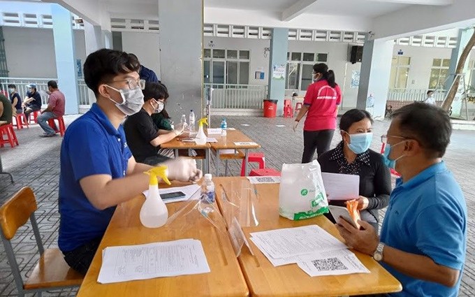 Jóvenes voluntarios en la campaña de vacunación en el distrito de Binh Thanh, en Ciudad Ho Chi Minh.