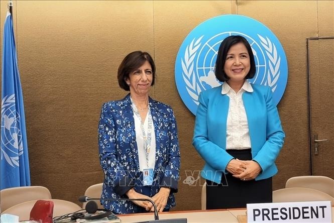 Teresa Moreira (I), jefa del área de Competencia y Protección al Consumidor de la UNCTAD, y la embajadora Le Thi Tuyet Mai (D), jefa de la delegación de Vietnam en Ginebra (Fotografía: VNA)