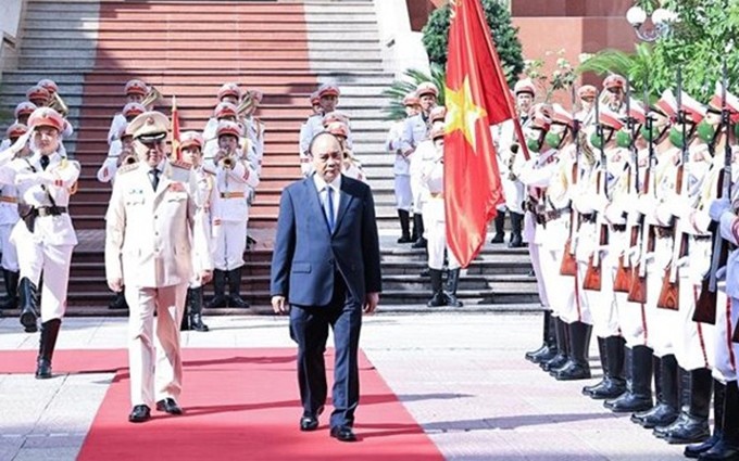 El presidente de Vietnam, Nguyen Xuan Phuc, asiste a la ceremonia conmemorativa por el 75 aniversario del Día tradicional de la Seguridad Popular. (Fotografía: VNA)