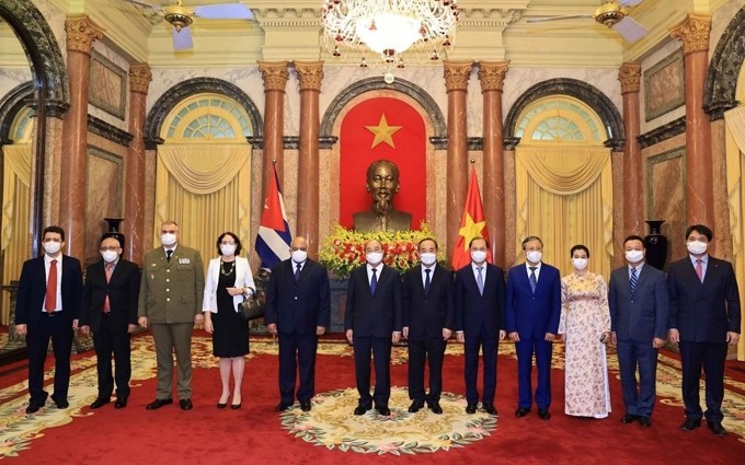 El presidente de Vietnam, Nguyen Xuan Phuc, y el embajador de Cuba, , Orlando Nicolás Hernández Guillén, en el acto.