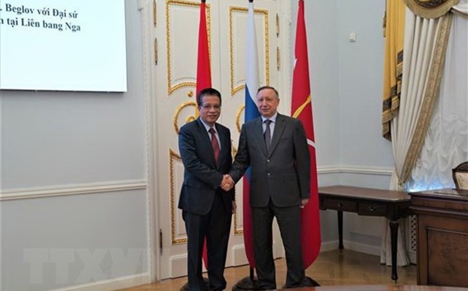 El embajador de Vietnam acreditado en Moscú, Dang Minh Khoi (I), y el gobernador de San Petersburgo, Alexander Beglov (D). (Fotografía: VNA)