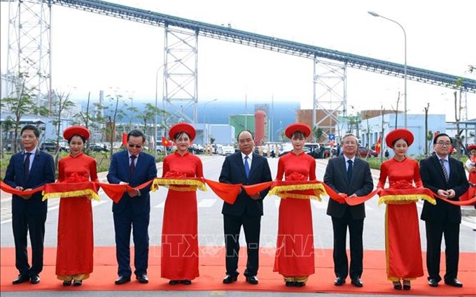El Primer Ministro Nguyen Xuan Phuc y los delegados cortaron la cinta para inaugurar la termoeléctrica de Thai Binh.(Fotografía: VNA)