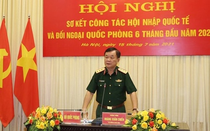 El coronel general Hoang Xuan Chien, viceministro de Defensa de Vietnam, preside la conferencia de balance de las labores de integración internacional y diplomacia de defensa. (Fotografía: VNA)