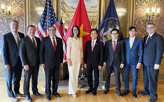 Embajador vietnamita en los Estados Unidos, Ha Kim Ngoc y líderes del estado estadounidense de Utah. (Fotografía: VOV)