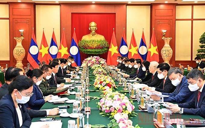 El secretario general y presidente de Laos, Thongloun Sisoulith sostiene conversaciones con el máximo dirigente partidista de Vietnam, Nguyen Phu Trong.