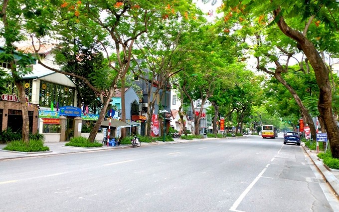 La calle Ly Thuong Kiet está vacía en el primer día de implementación del comunicado.