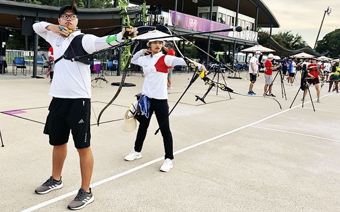El equipo de tiro con arco de Vietnam practica antes de los Juegos Olímpicos de Tokio 2020.