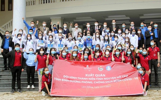 Jóvenes de "bata blanca" de Lam Dong llegan a Binh Duong para apoyar la lucha contra el Covid-19.