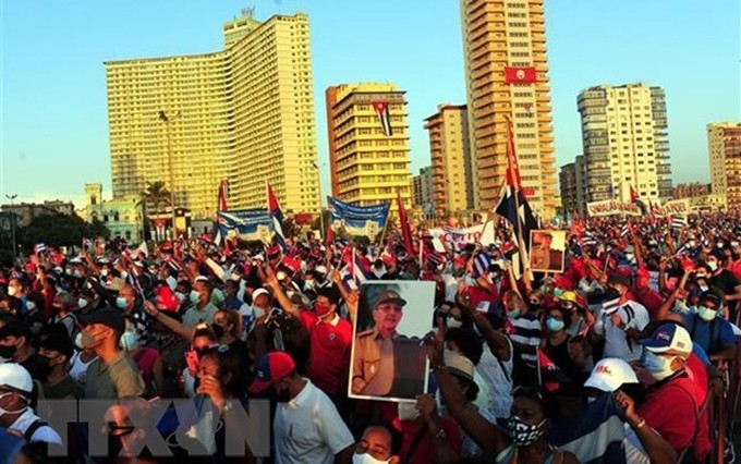 Miles de cubanos se reúnen en La Piragua junto al Malecón habanero, para expresar su apoyo a la Revolución y el Gobierno. (Fotografía: VNA)