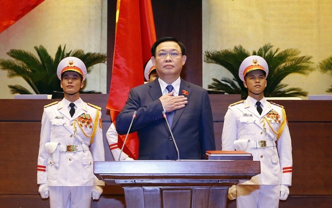 El camarada Vuong Dinh Hue presta juramento para asumir el cargo del presidente de la Asamblea Nacional de Vietnam. (Fotografía: VNA) 