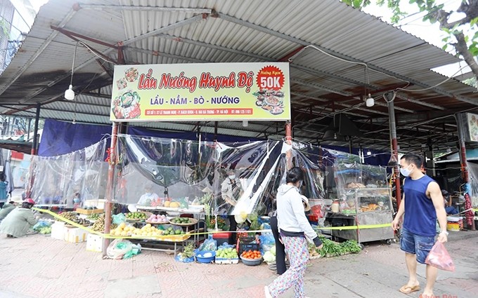 El mercado de Bach Khoa está abierto todos los días durante el distanciamiento social.