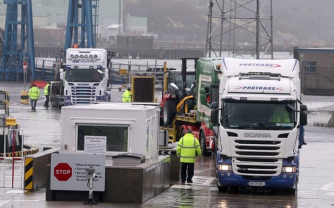 Los camiones salen del puerto de Larne en Irlanda del Norte. (Fotografía: PA)