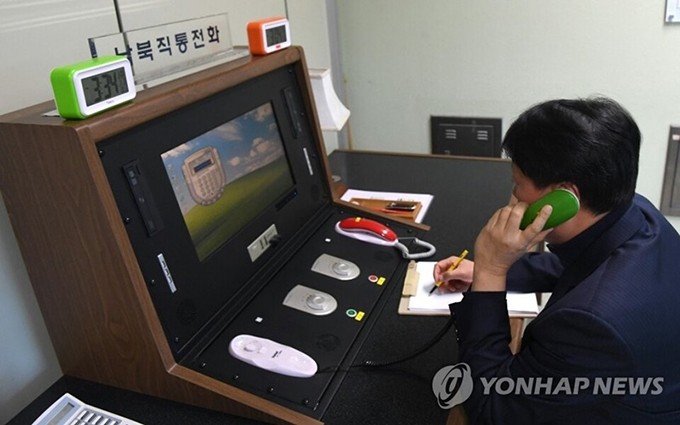 Foto documental: un empleado surcoreano realiza una llamada de prueba con la parte norcoreana a través de una línea directa ubicada en la Oficina de Enlace Intercoreana en la aldea de tregua de Panmunjom, el 1 de enero de 2018. 