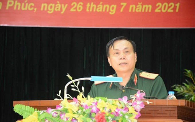 El comandante de artillería Nguyen Hong Phong habla en el evento. (Fotografía: qdnd.vn)