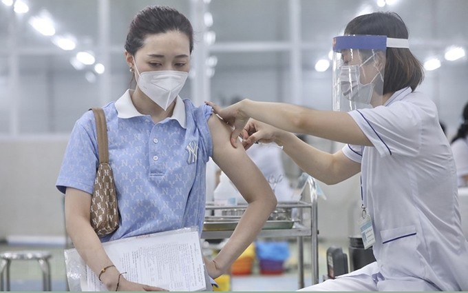 Hanói despliega vacunación contra Covid-19 a gran escala en zonas industriales.