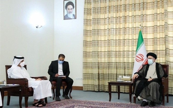El presidente iraní, Ebrahim Raisi (D), recibe el 25 de julio al viceprimer ministro y titular de Relaciones Exteriores de Catar, Abdulrahman Al-Thani, en Teherán.