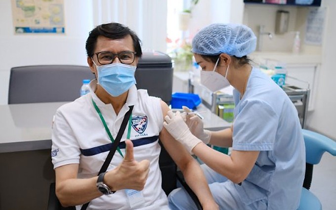 Un ciudadano francés residente en Ciudad Ho Chi Minh recibe la vacuna contra el Covid-19 en Vietnam.