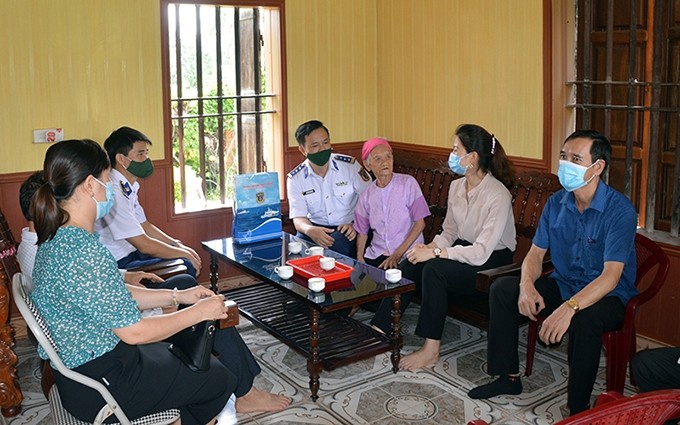 La delegacion del Comando de la Guardia Costera de la Región 2 de Vietnam entrega obsequios a la familia beneficiaria de políticas en la ciudad de Hai Phong. (Fotografía: VNA)