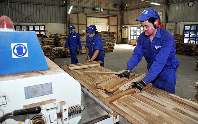 Manufacturación y embalaje de productos madereros para la exportación en una empresa en la norteña provincia de Nam Dinh. (Fotografía: Nhan Dan)
