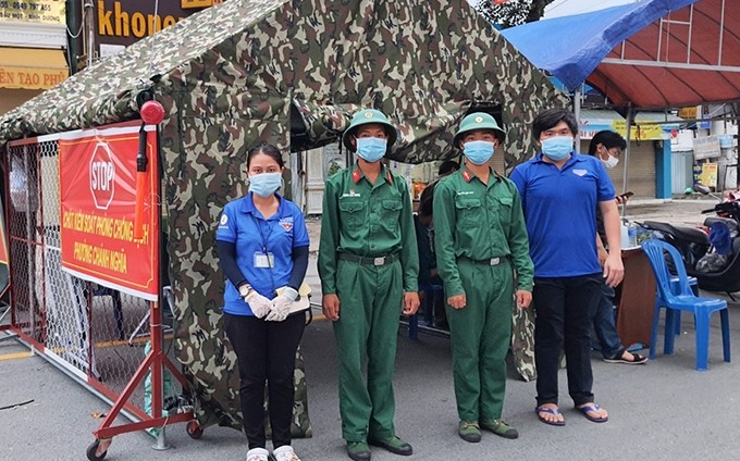Oficiales y voluntarios en el punto de cuarentena en la calle 30 de abril en la ciudad de Thu Dau Mot, Binh Duong.