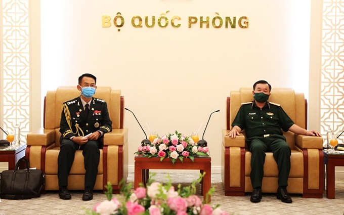 El viceministro vietnamita de Defensa, coronel general Hoang Xuan Chien (D) recibe al Coronel Ryou Jae Guen, agregado de defensa de Corea del Sur en Hanói.