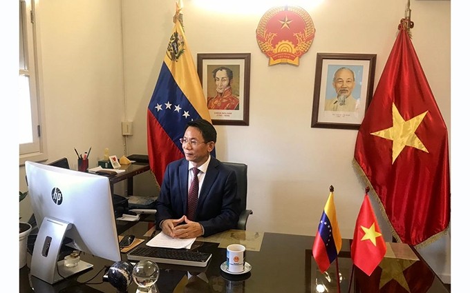 El embajador de Vietnam en Venezuela, Le Viet Duyen asiste a la conferencia virutal para presentar las potencialidades del comercio entre ambos países.